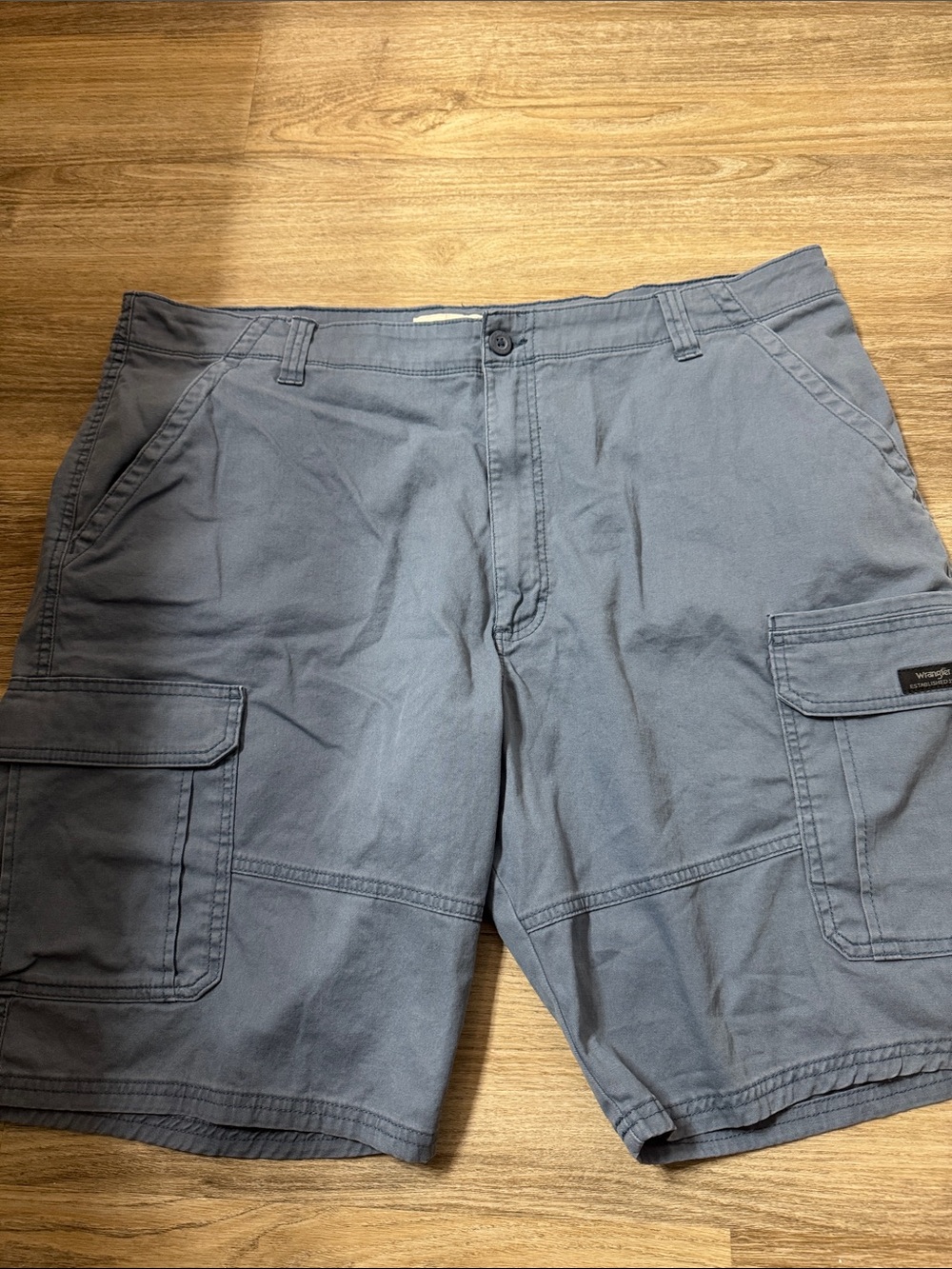 Wrangler Men's Cargo Shorts Relaxed 42 10” inseam in xbering sea1 (blueish/grey)